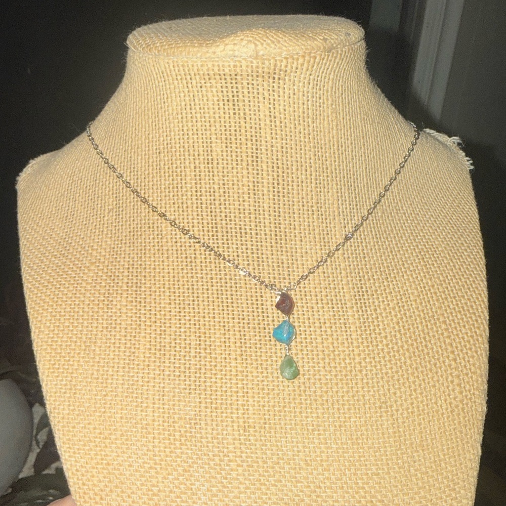 Raw mixed stones crystal necklace - Picture 2 of 4
